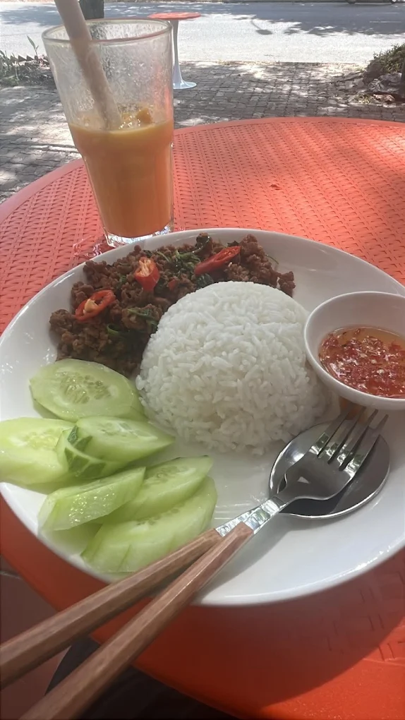 Pad kra pao plated
